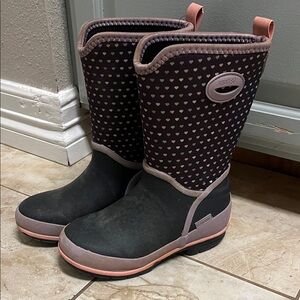 Western Chief Girls Black and Pink Heart Winter Boots